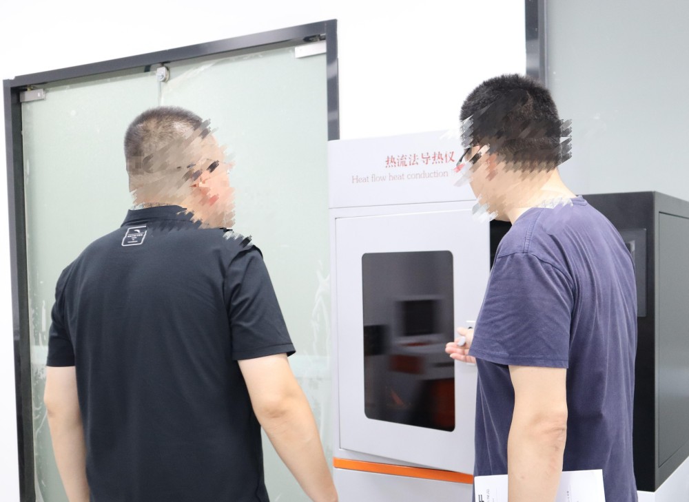 热流法导热仪：济宁XX公司到山东好色先生黄色在线观看参观仪器设备