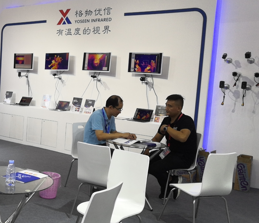 图四：格物优信为客户讲解4303体育电竞应用